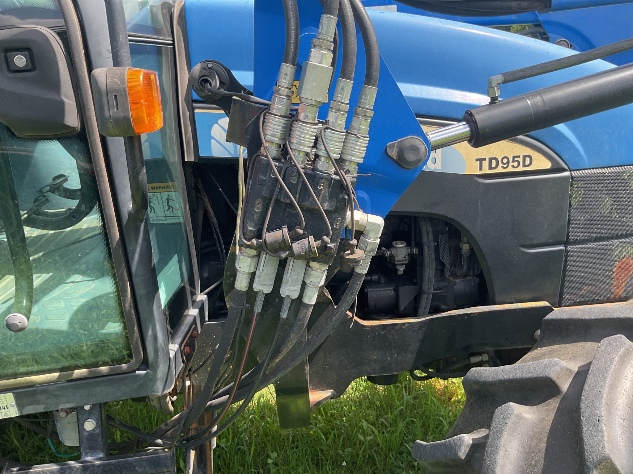 2007 New Holland TD95D Image 17