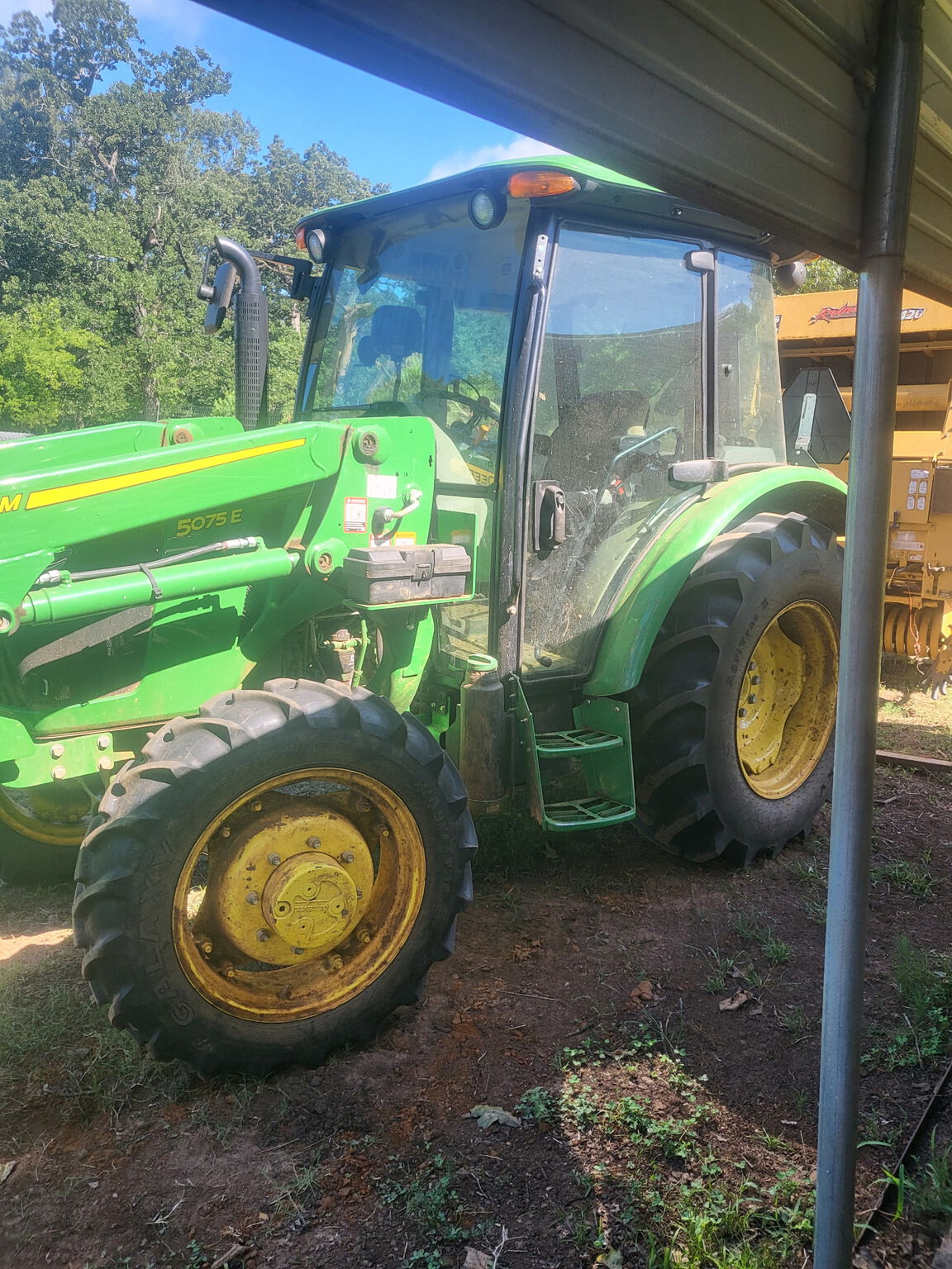 2022 John Deere 5075E Image 1