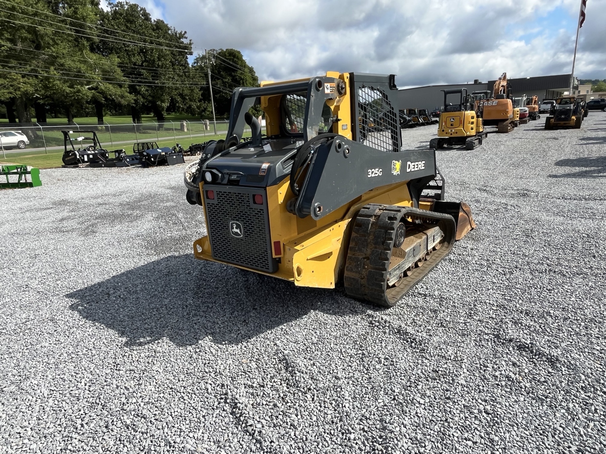 2022 John Deere 325G Image 3