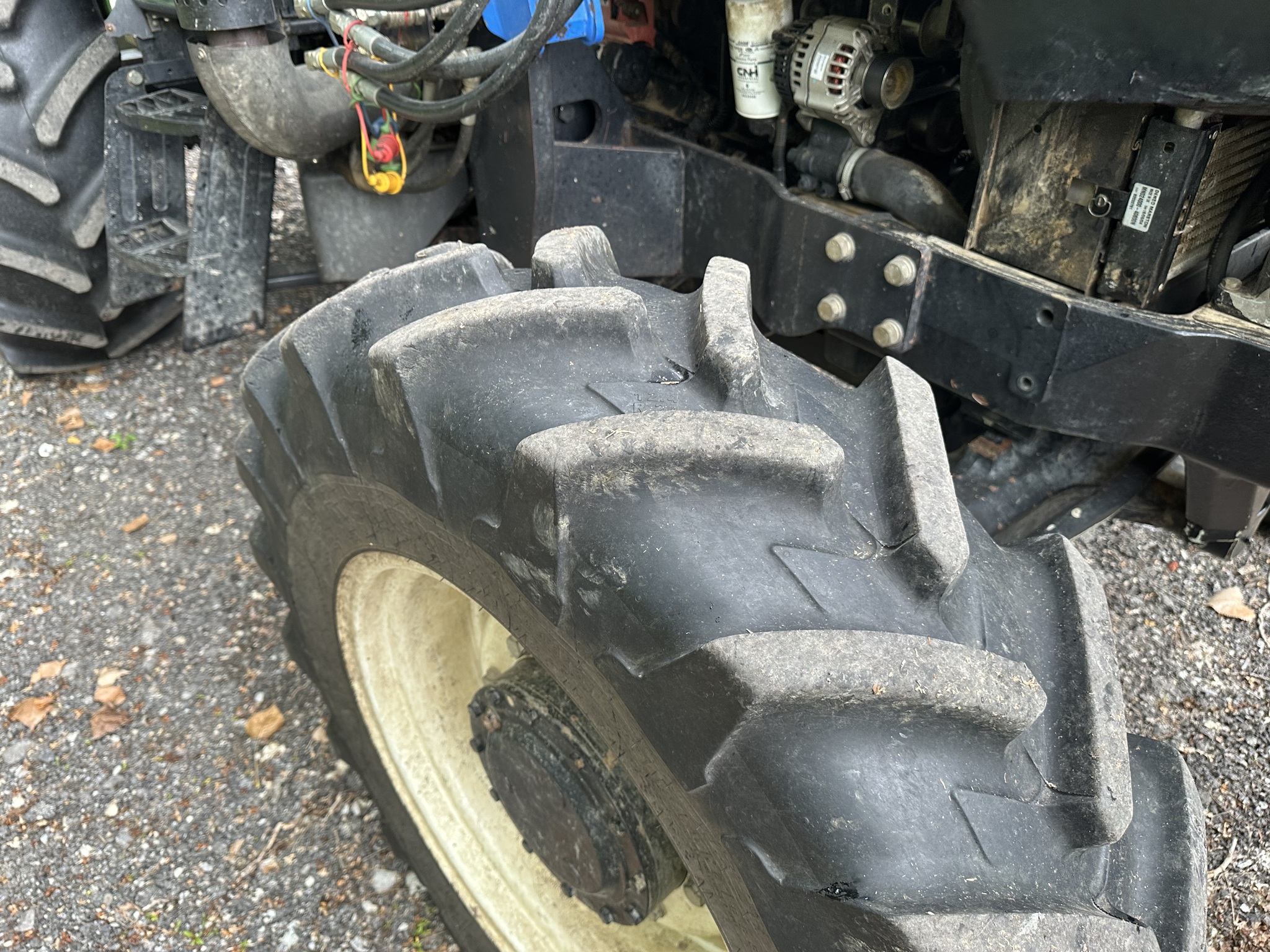 2004 New Holland TS115A Std.Cab Image 7