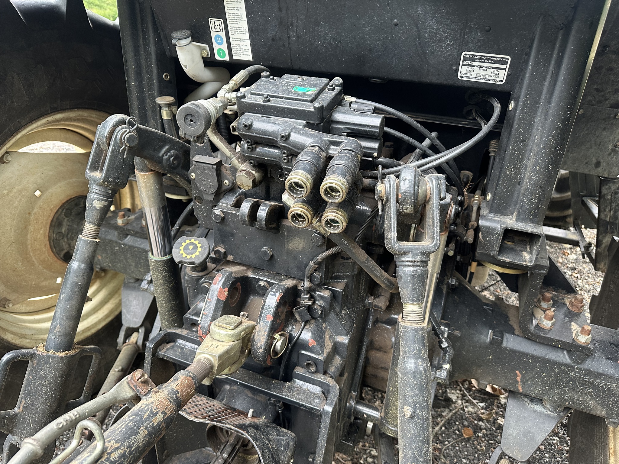 2004 New Holland TS115A Std.Cab Image 9