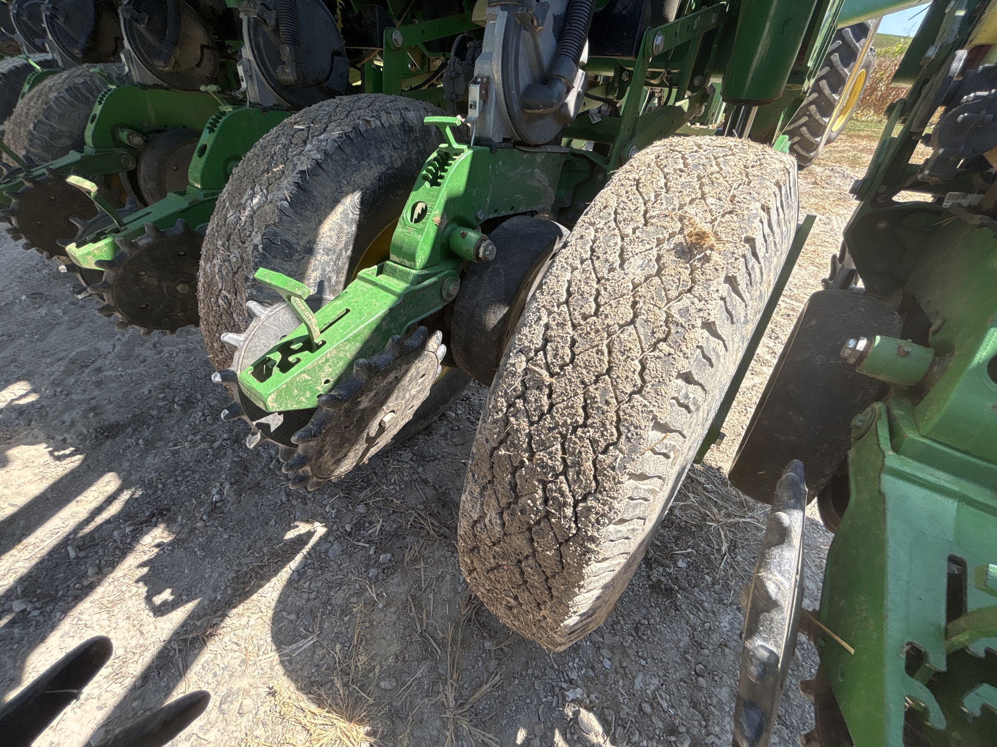 Used 2013 John Deere 1790 Planters: Drawn at Koenig Equipment in Anna, OH - PhotoXL10