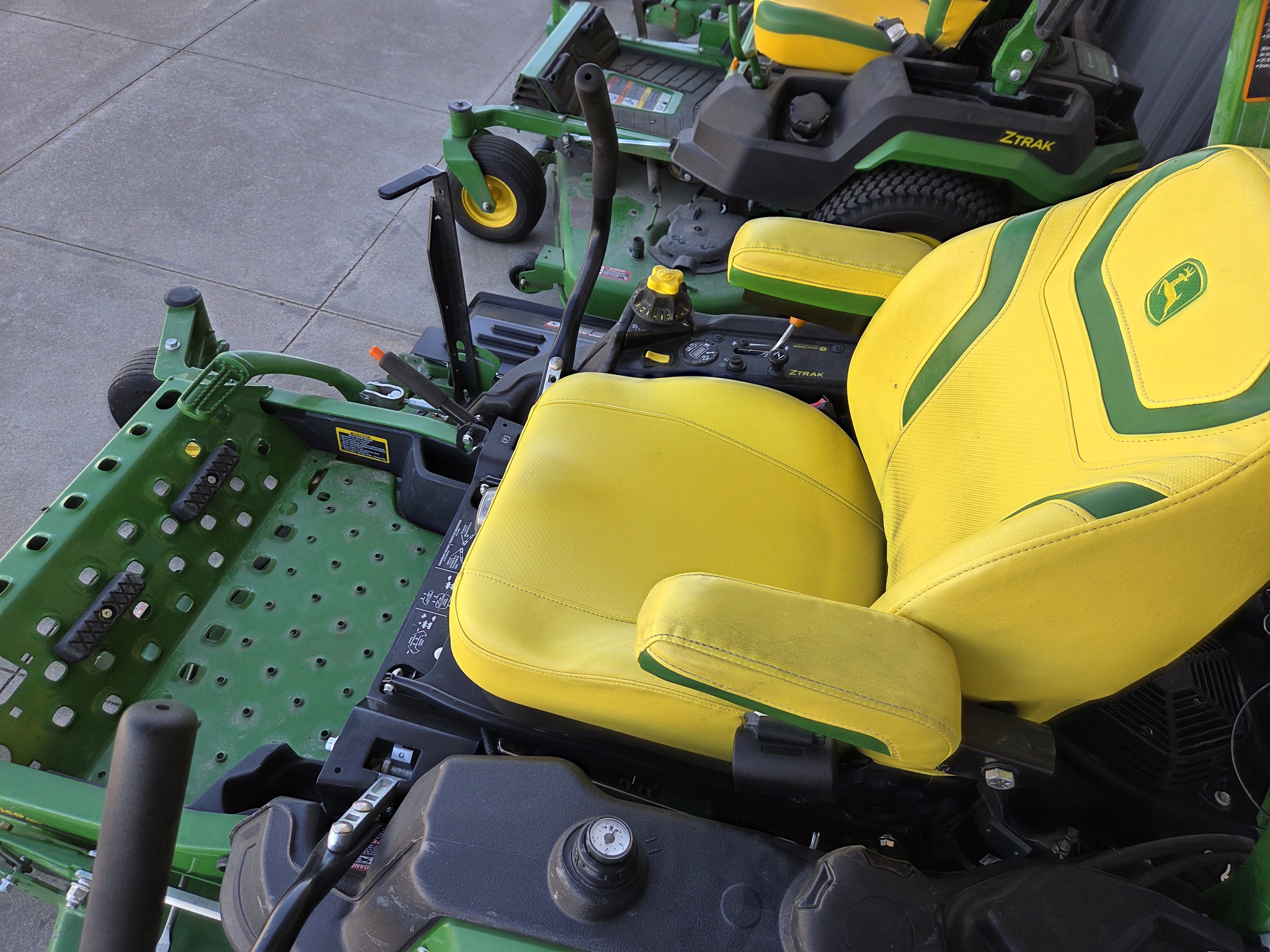 2025 John Deere Z960M Image 6