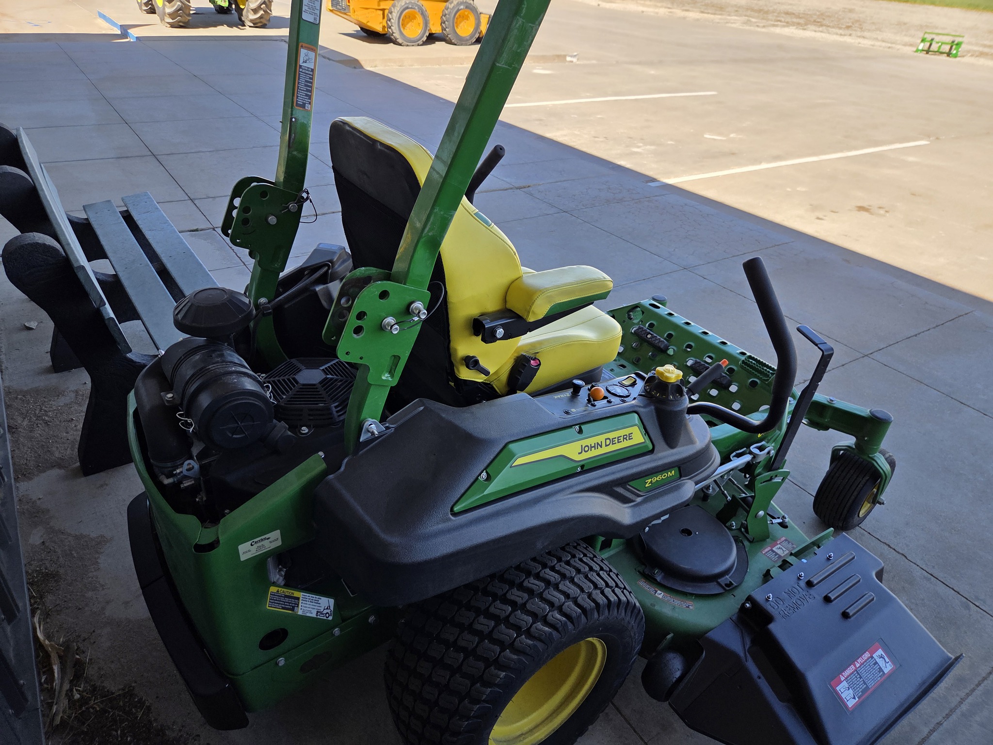 2025 John Deere Z960M Image 8