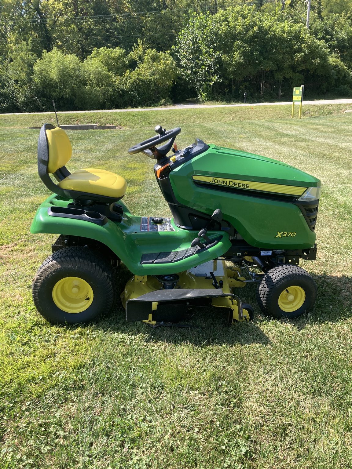 2019 John Deere X370A Image 4