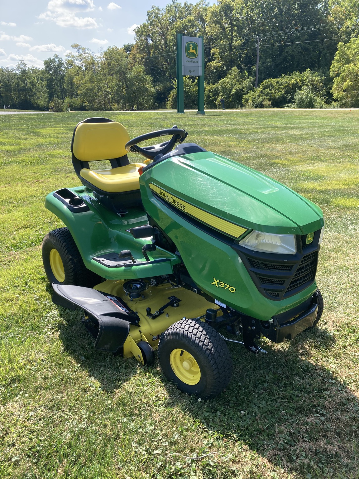 2019 John Deere X370A Image 5