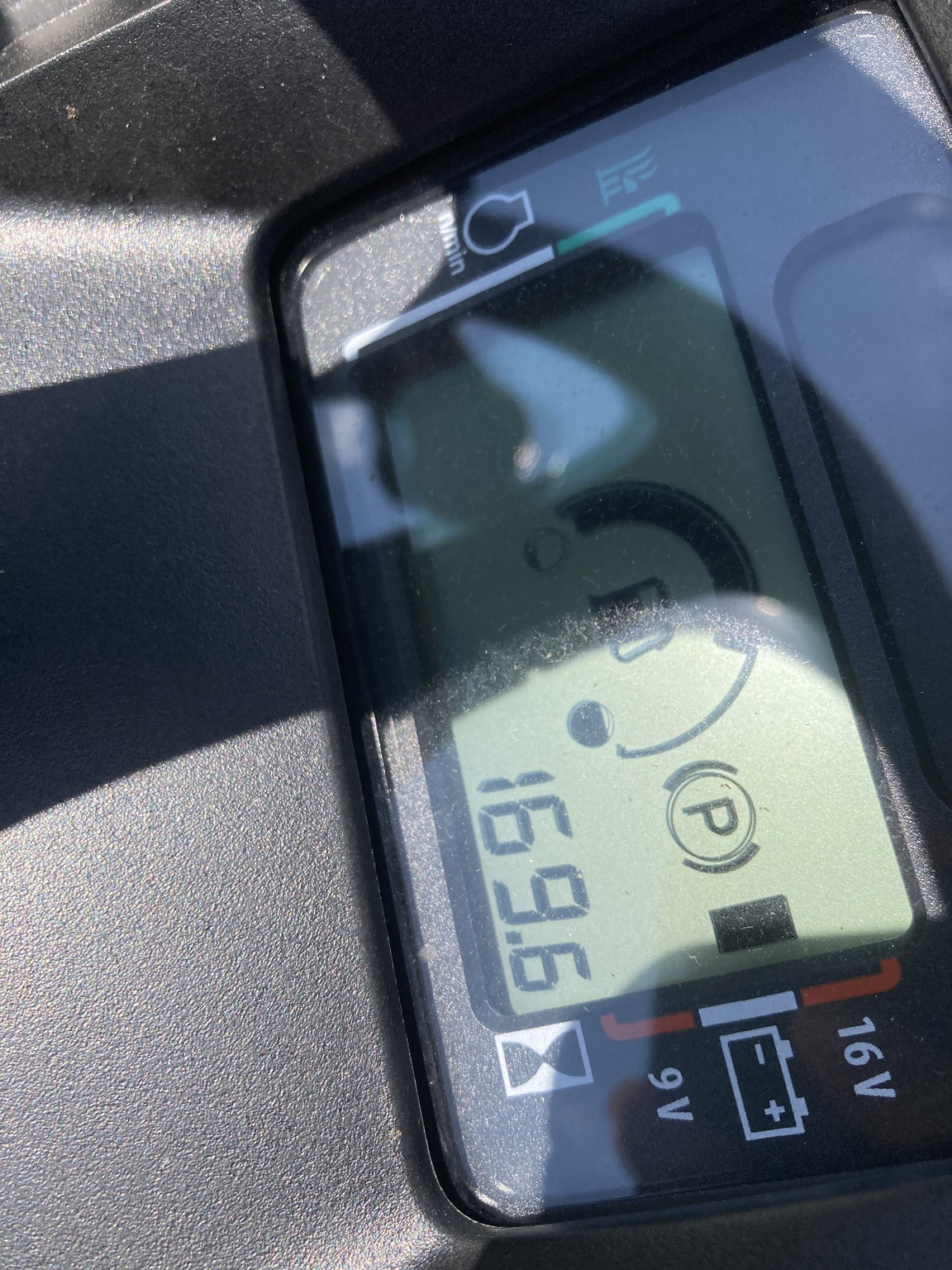 2019 John Deere X370A Image 8