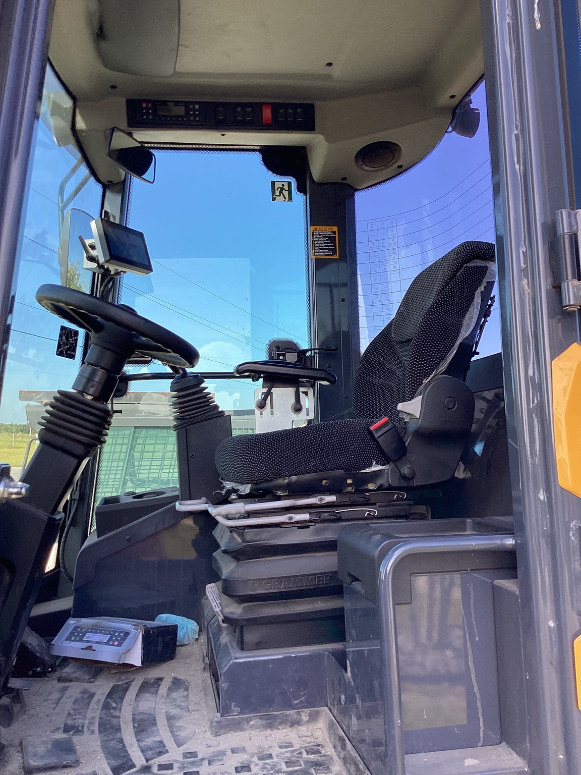 2020 John Deere 244L Image 7