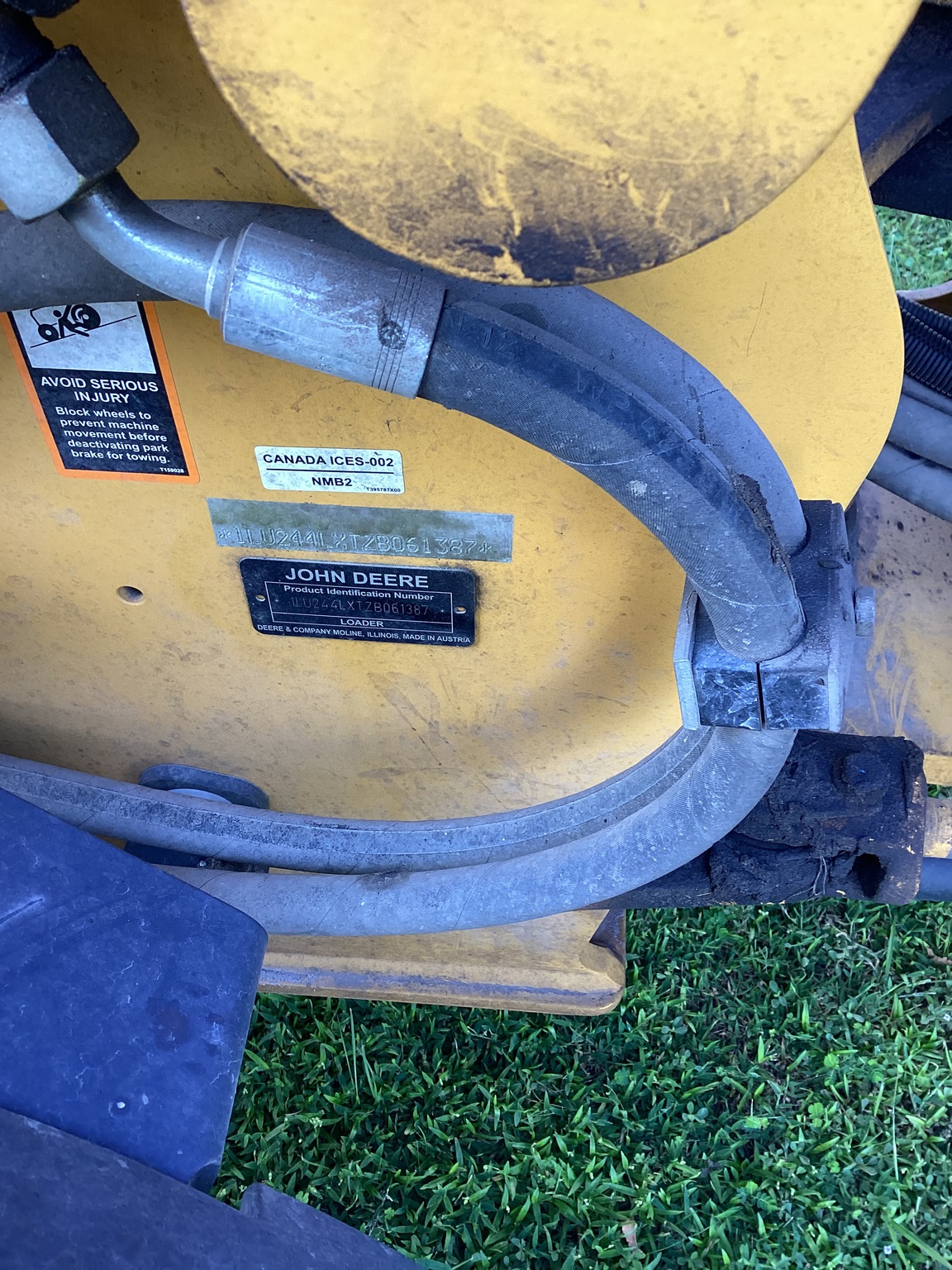 2020 John Deere 244L Image 8