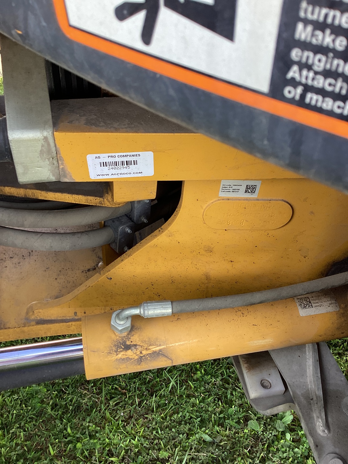 2020 John Deere 244L Image 9
