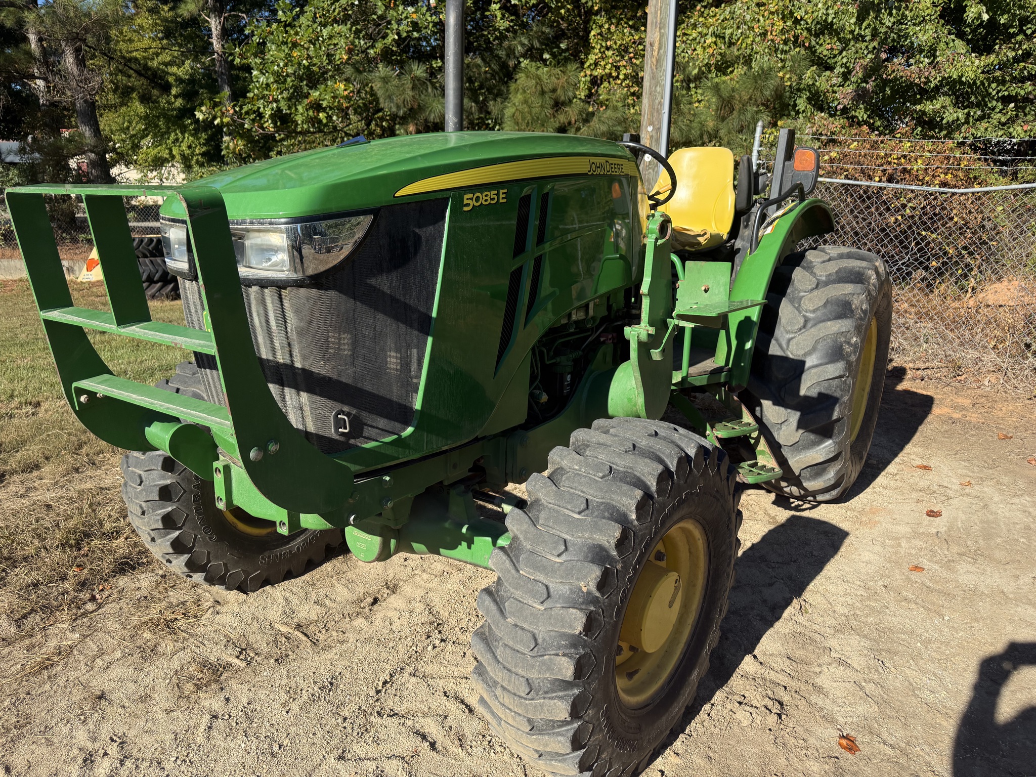 2015 John Deere 5085E Image 1