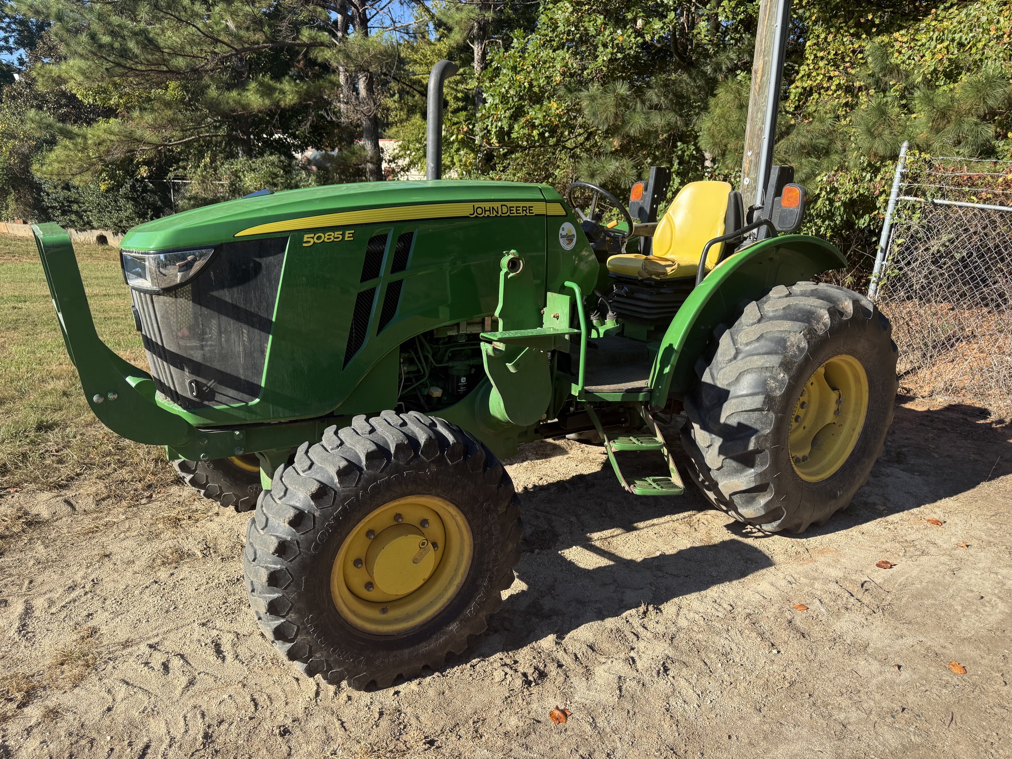 2015 John Deere 5085E Image 2