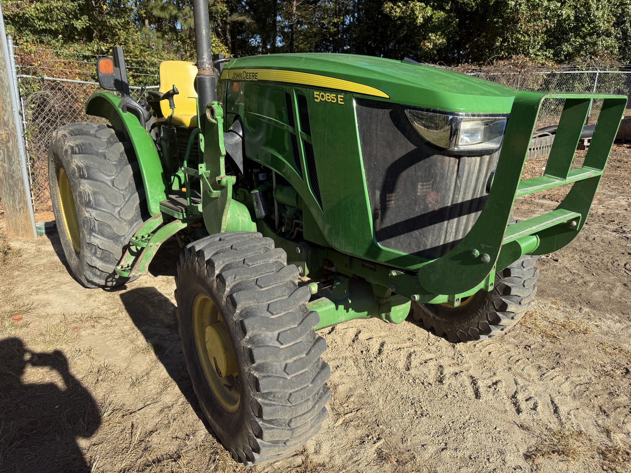 2015 John Deere 5085E Image 3