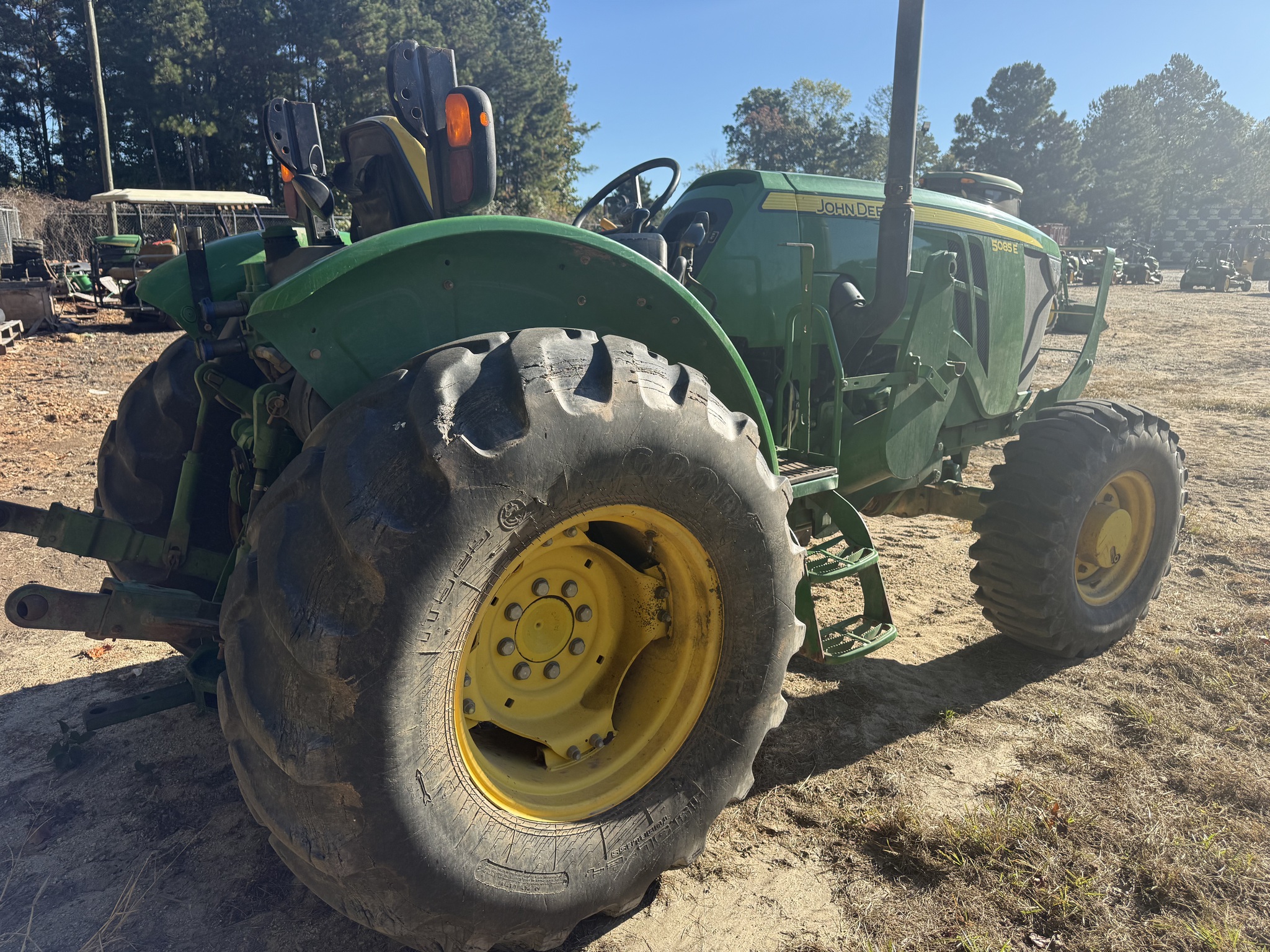 2015 John Deere 5085E Image 5