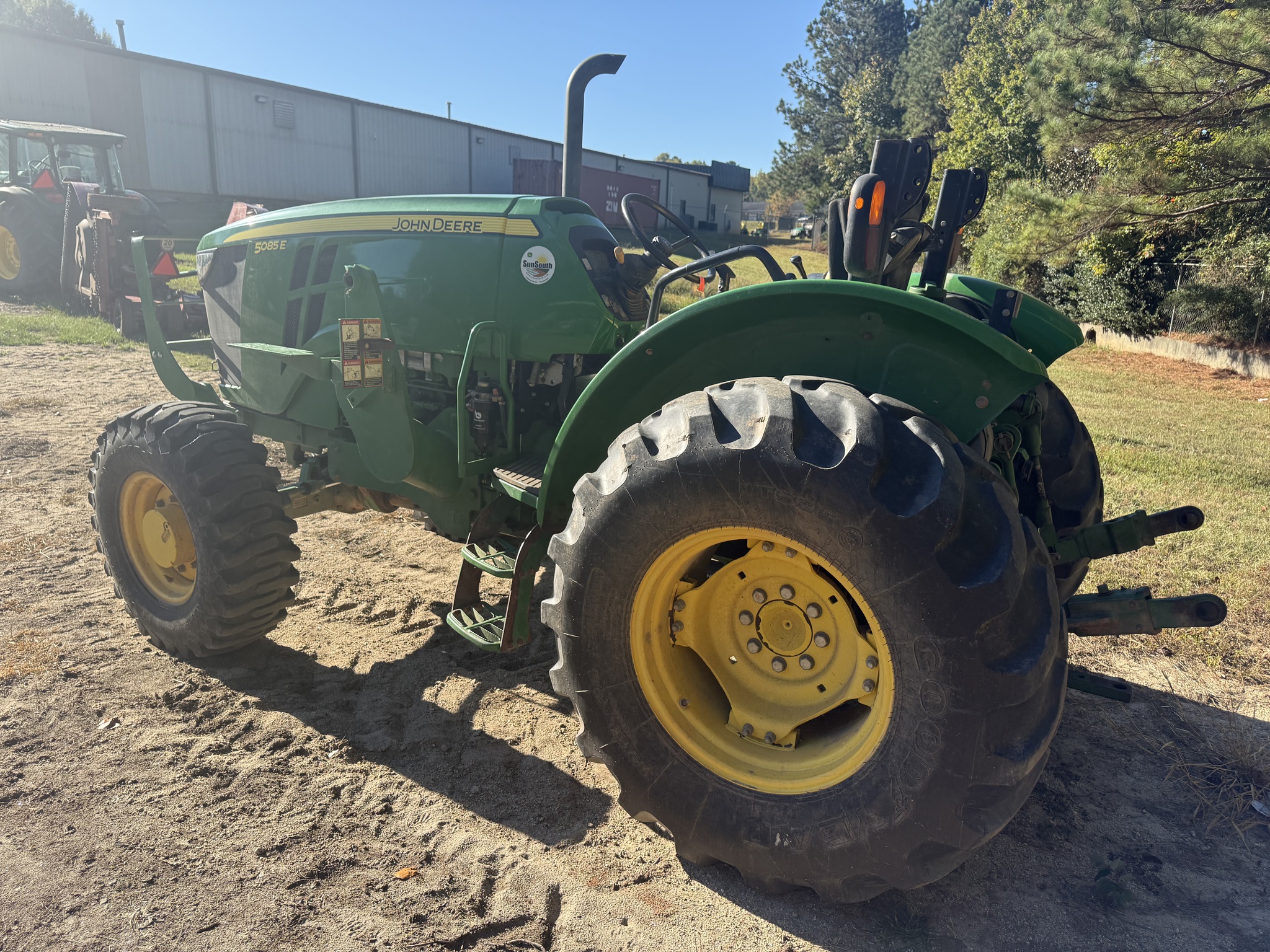 2015 John Deere 5085E Image 7