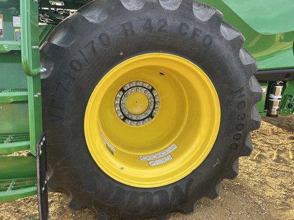 Used 2025 John Deere X9 1100 Combines at Horizon Ag & Turf in High Prairie, AB - Photo5