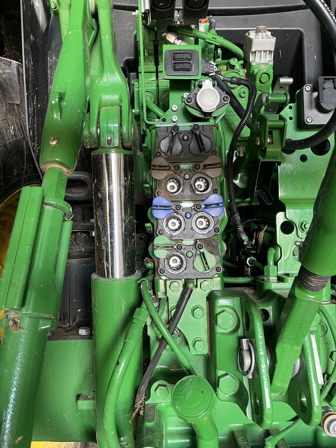 2019 John Deere 6195R Image 6