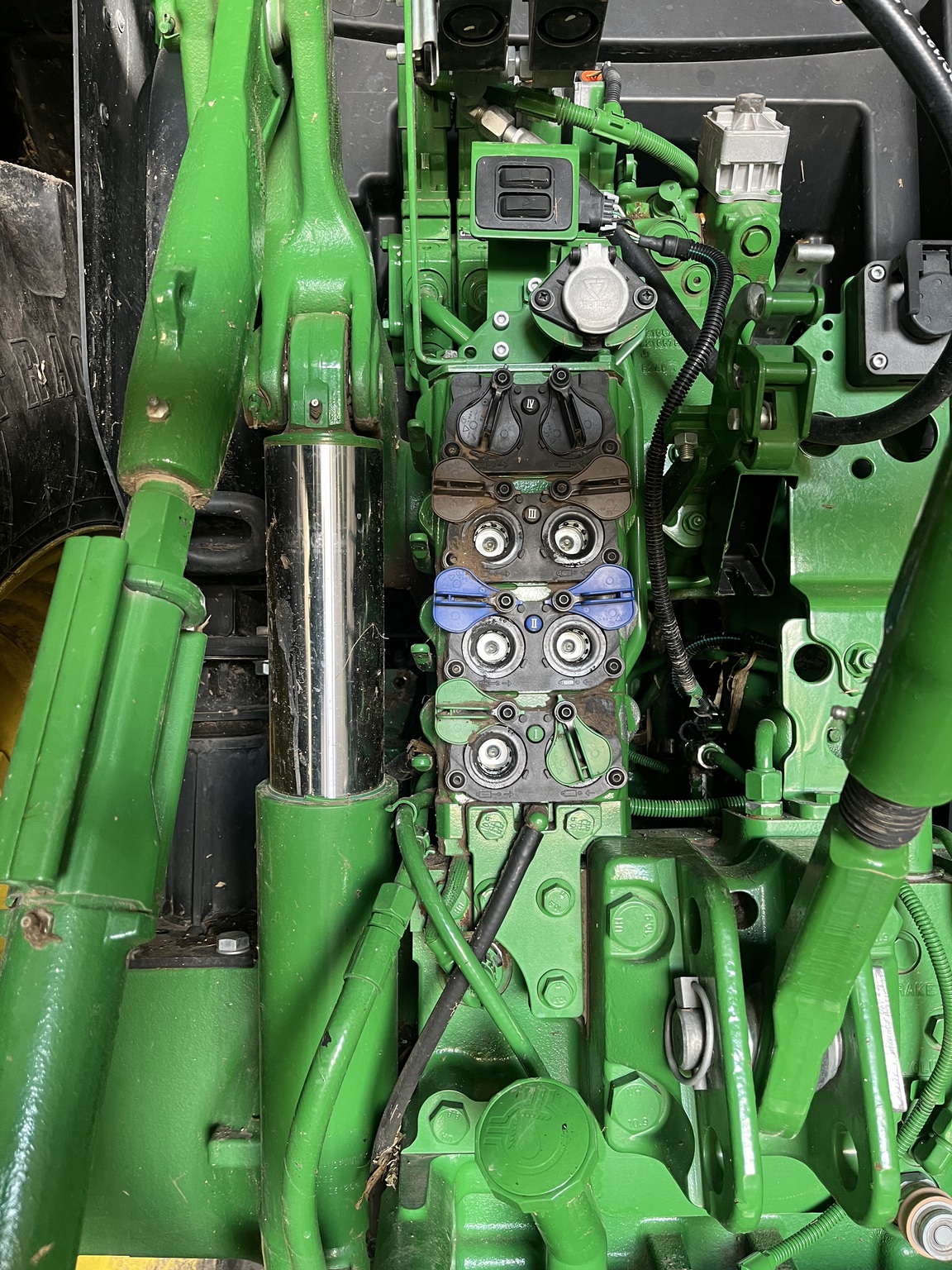 2019 John Deere 6195R Image 4