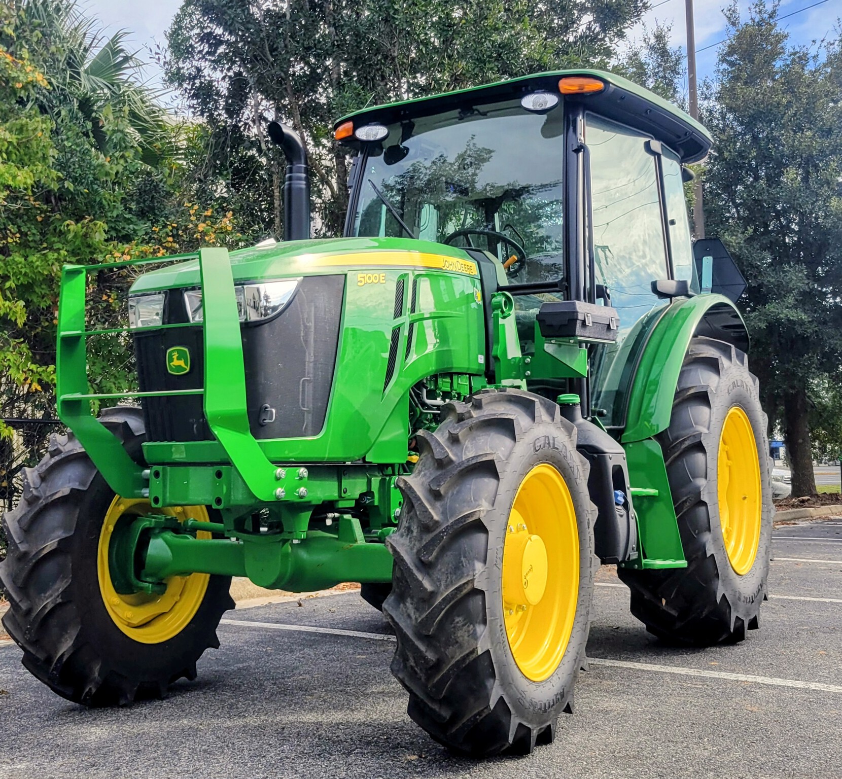 2025 John Deere 5100E Image 1