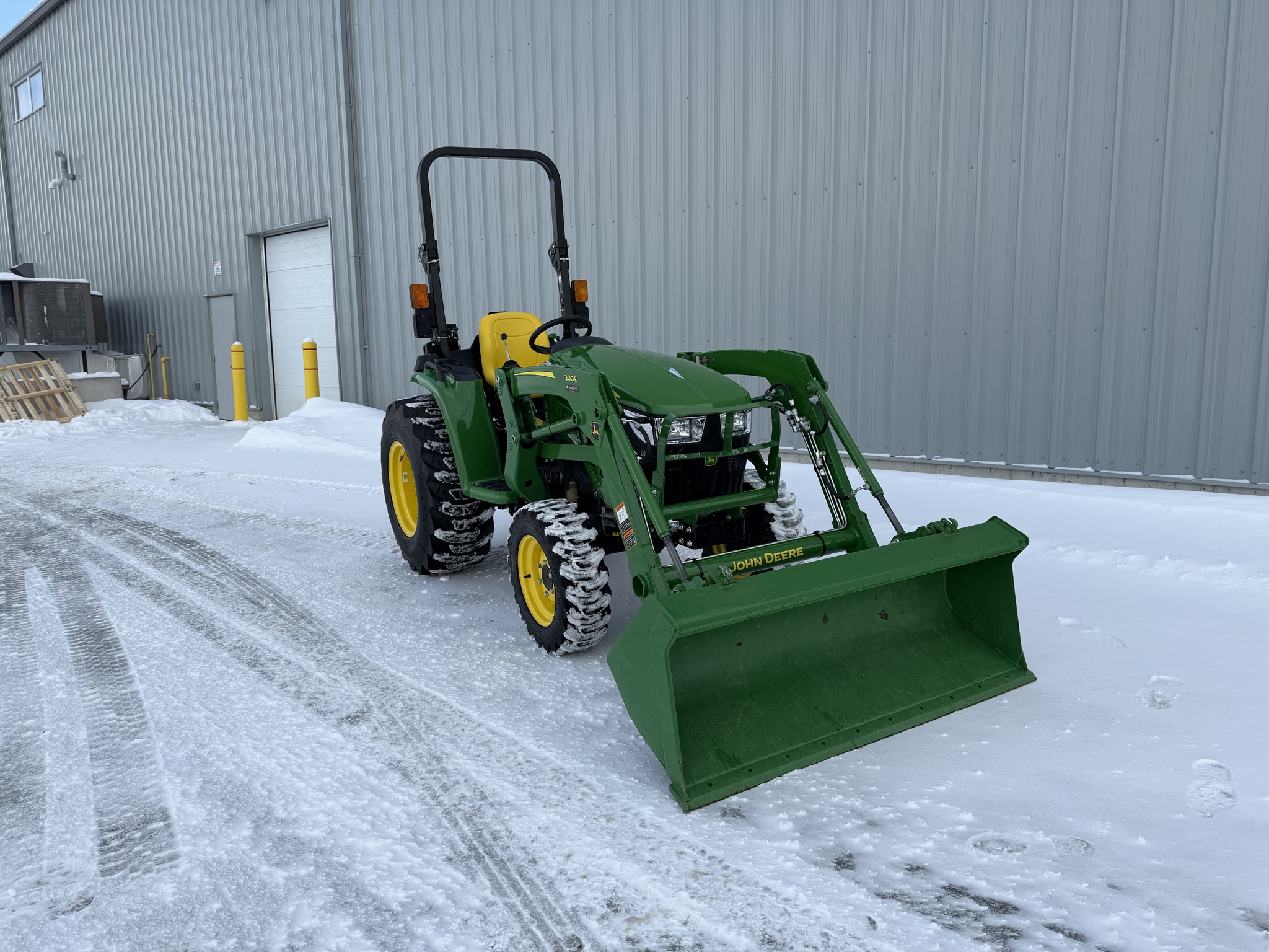 2025 John Deere 3032E Image 2
