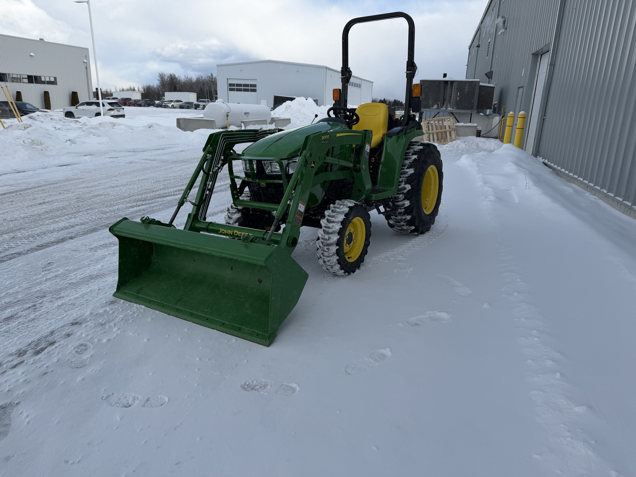 2025 John Deere 3032E Image 4