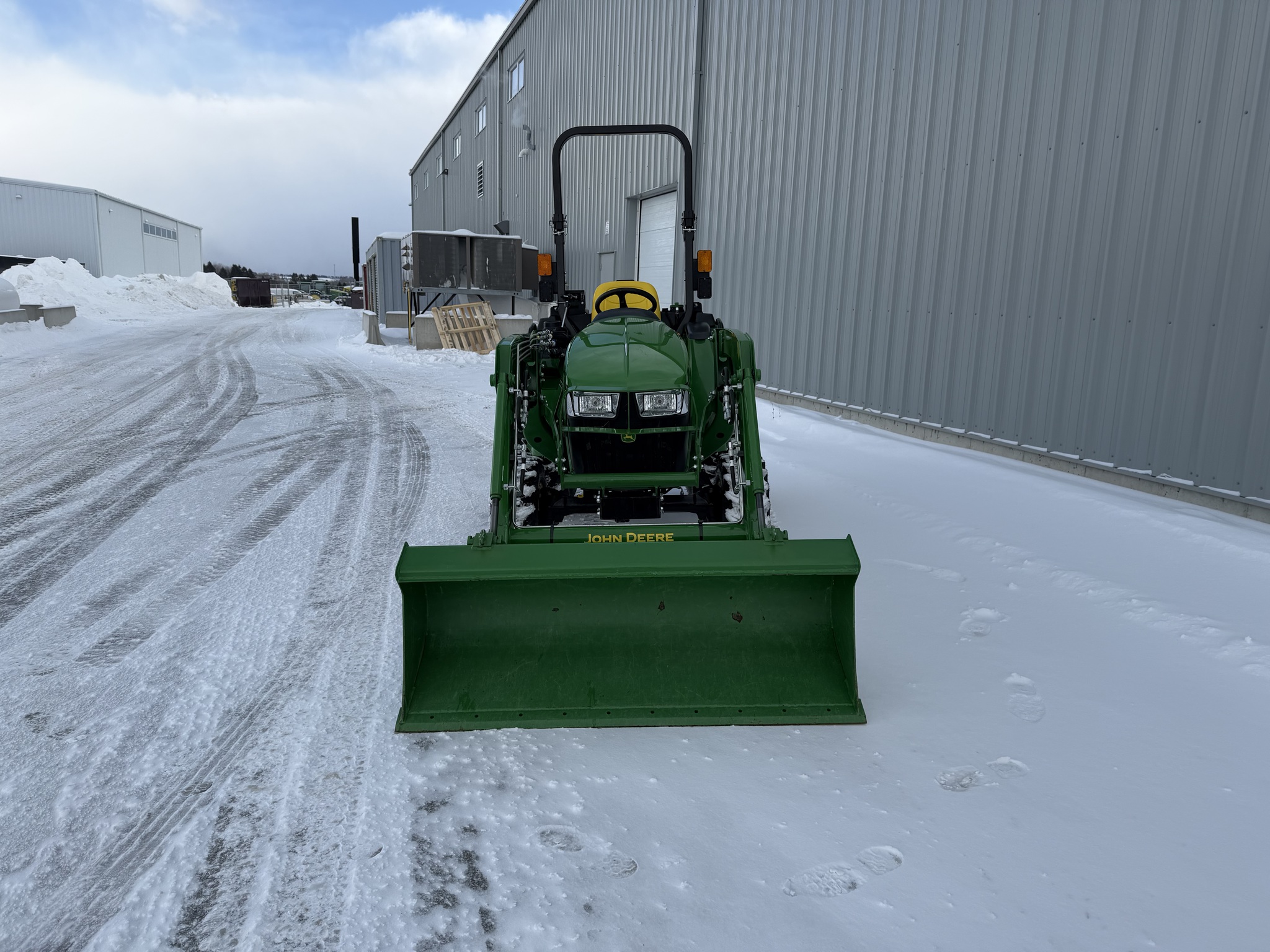 2025 John Deere 3032E Image 3