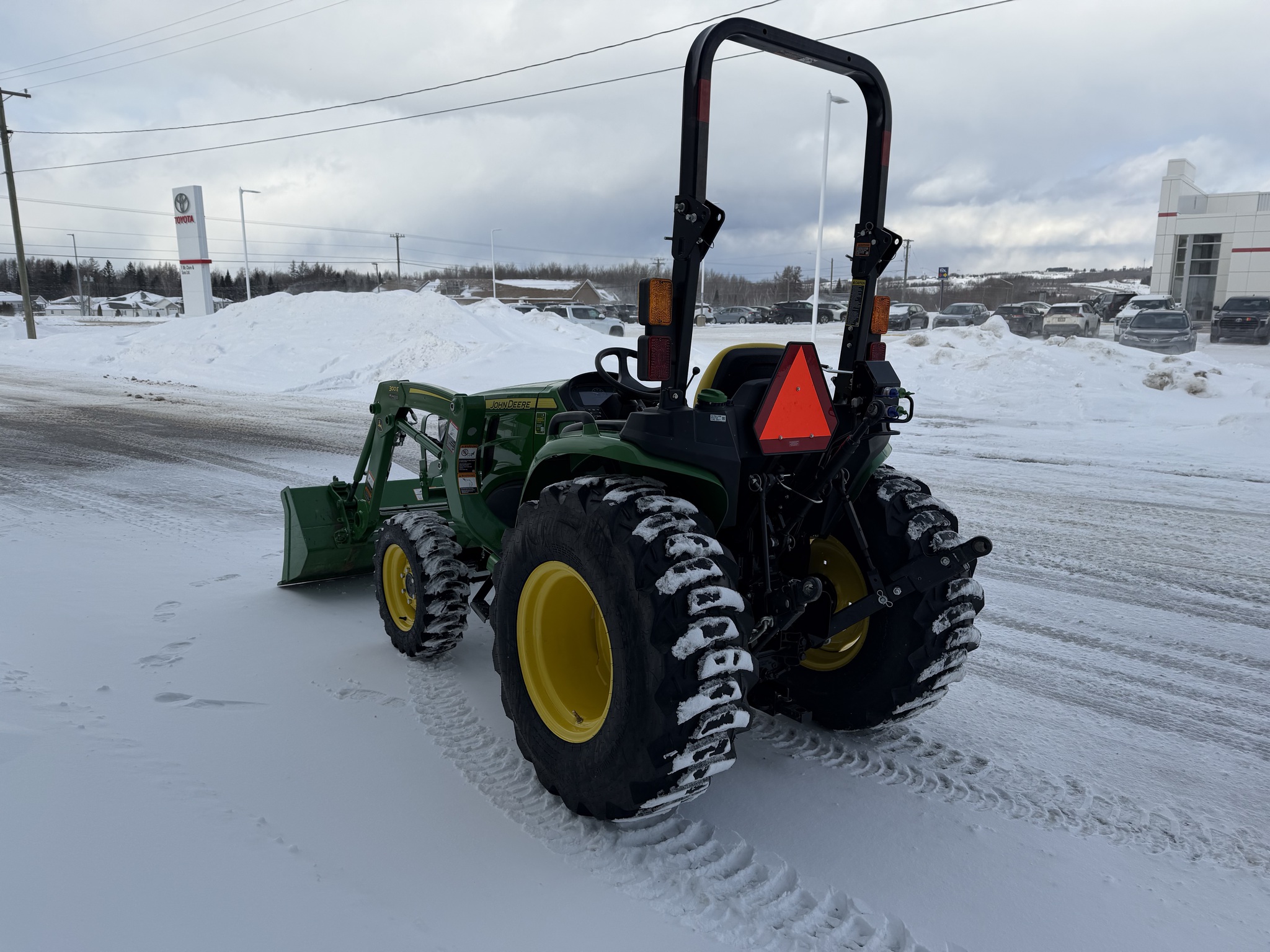 2025 John Deere 3032E Image 6