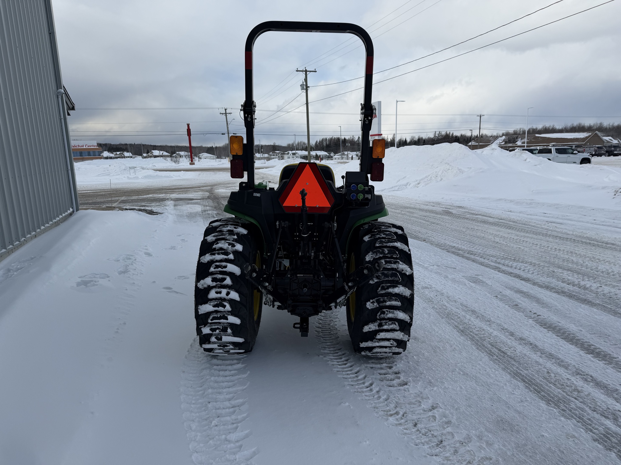 2025 John Deere 3032E Image 7