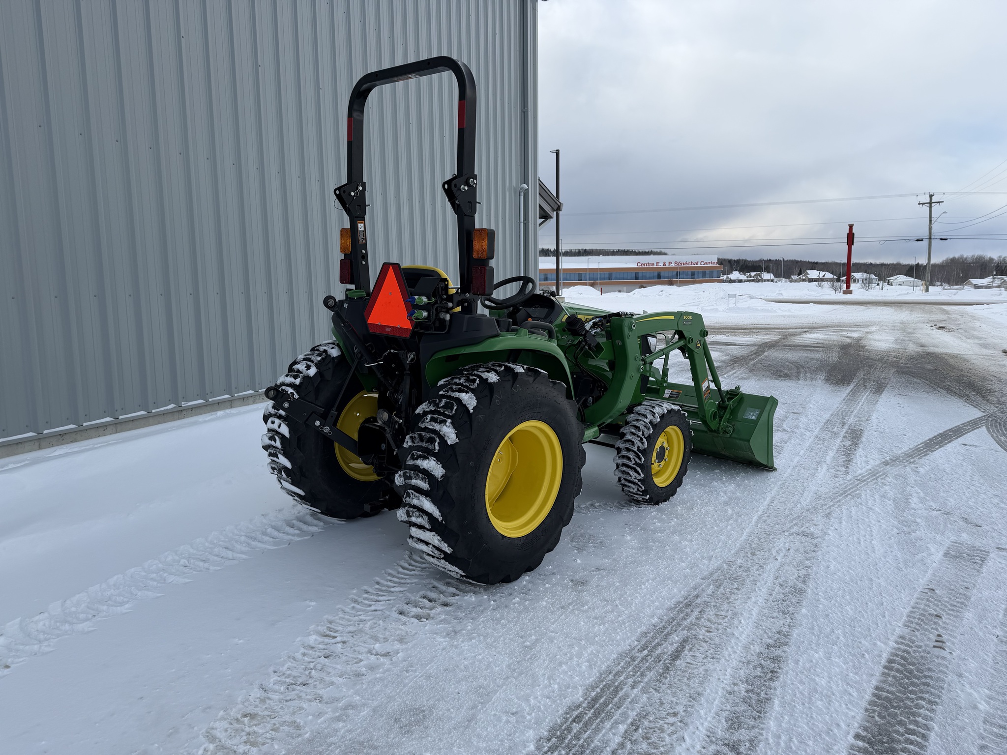 2025 John Deere 3032E Image 8