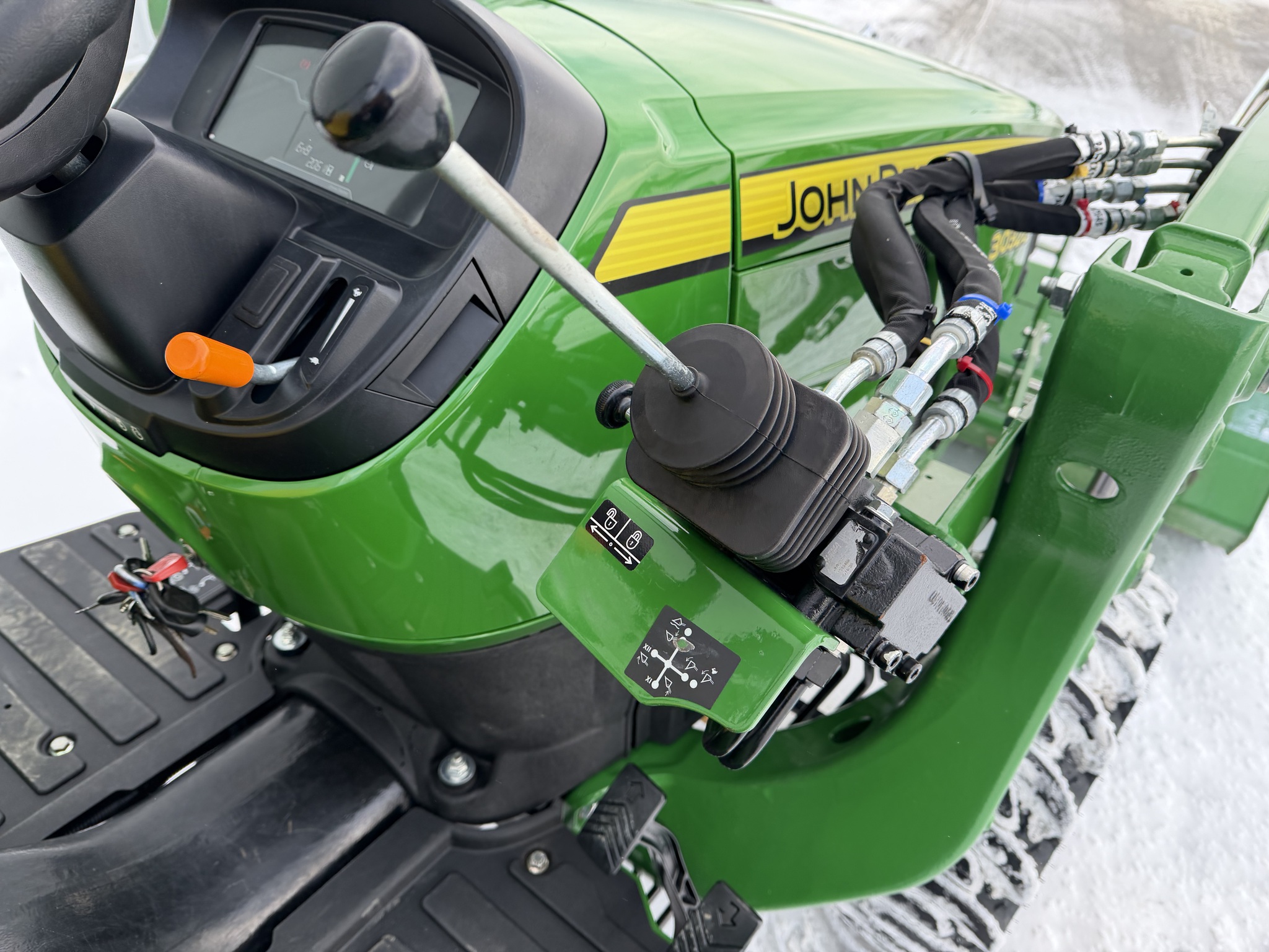 2025 John Deere 3032E Image 13