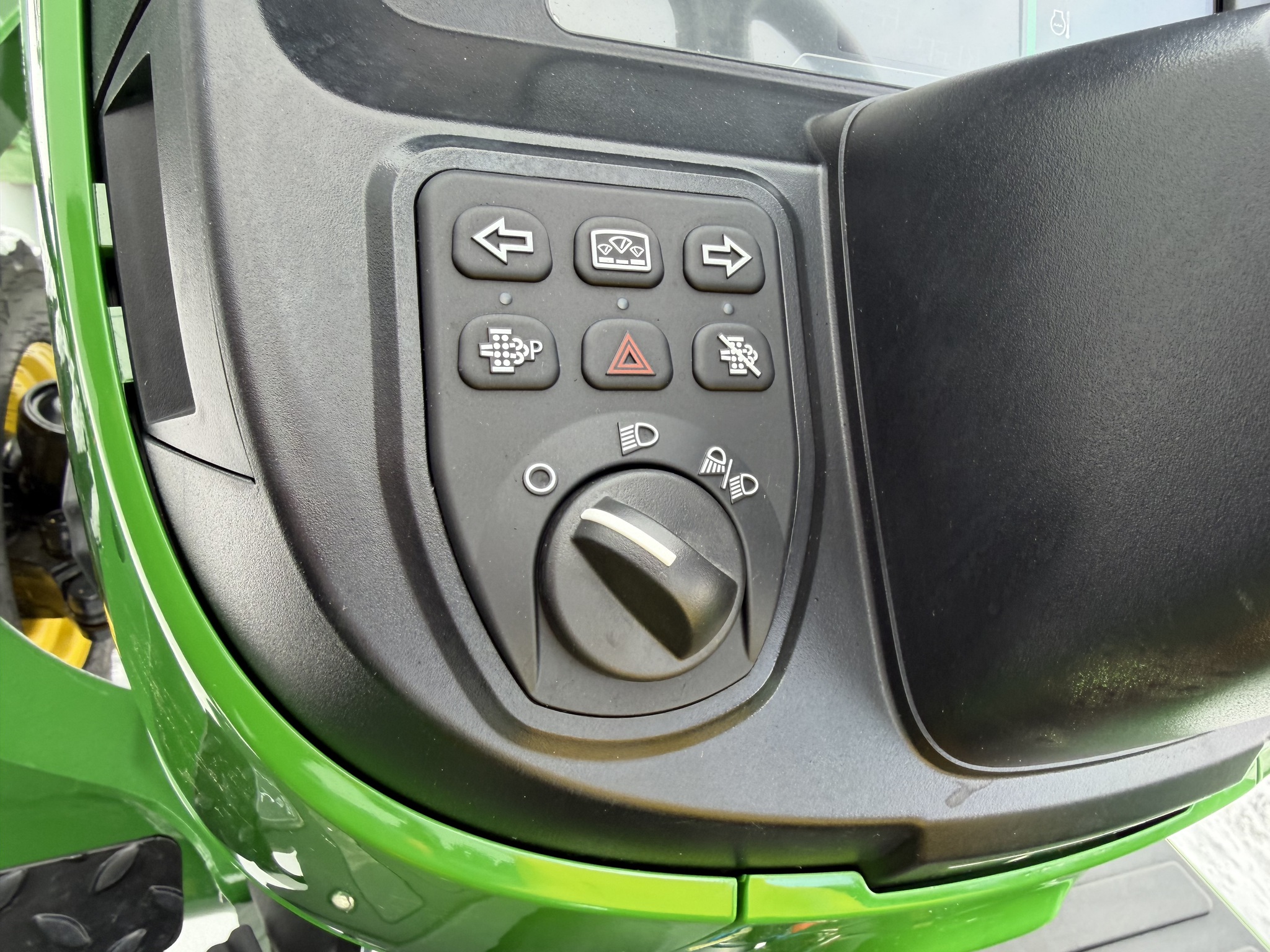 2025 John Deere 3032E Image 15