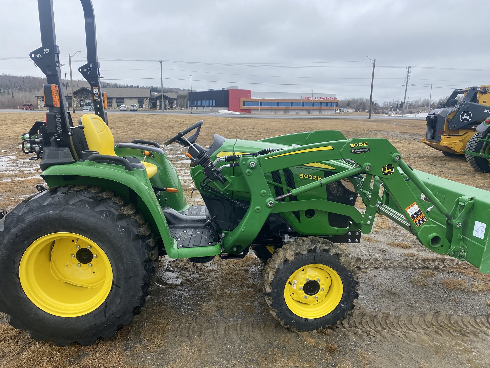 2025 John Deere 3032E Image 3