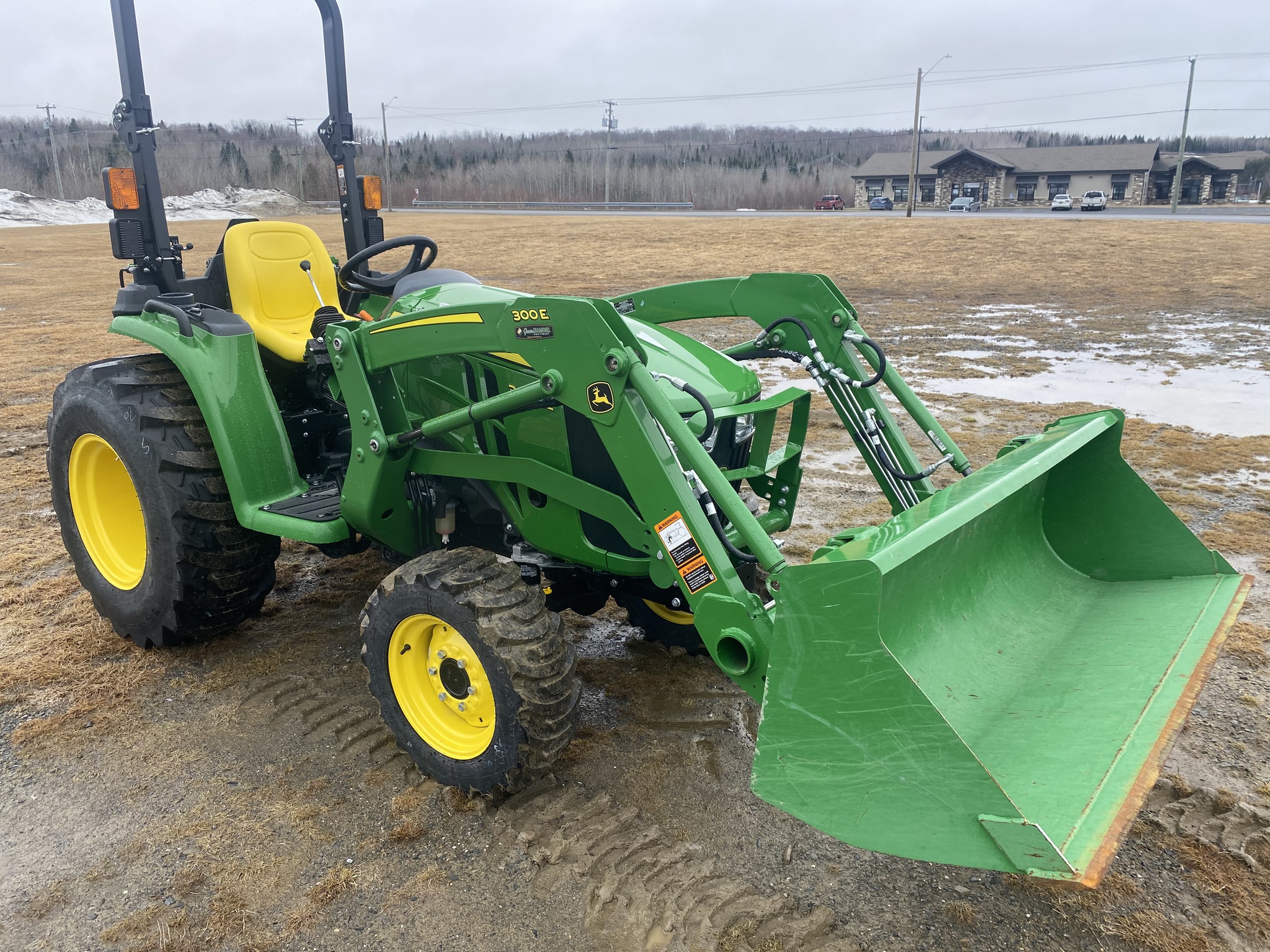 2025 John Deere 3032E Image 2