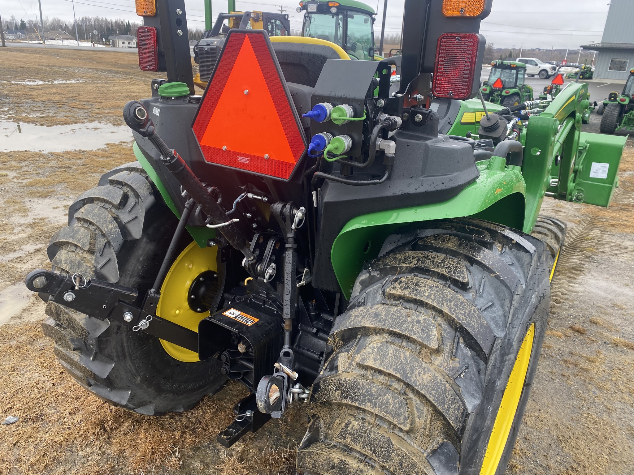 2025 John Deere 3032E Image 9