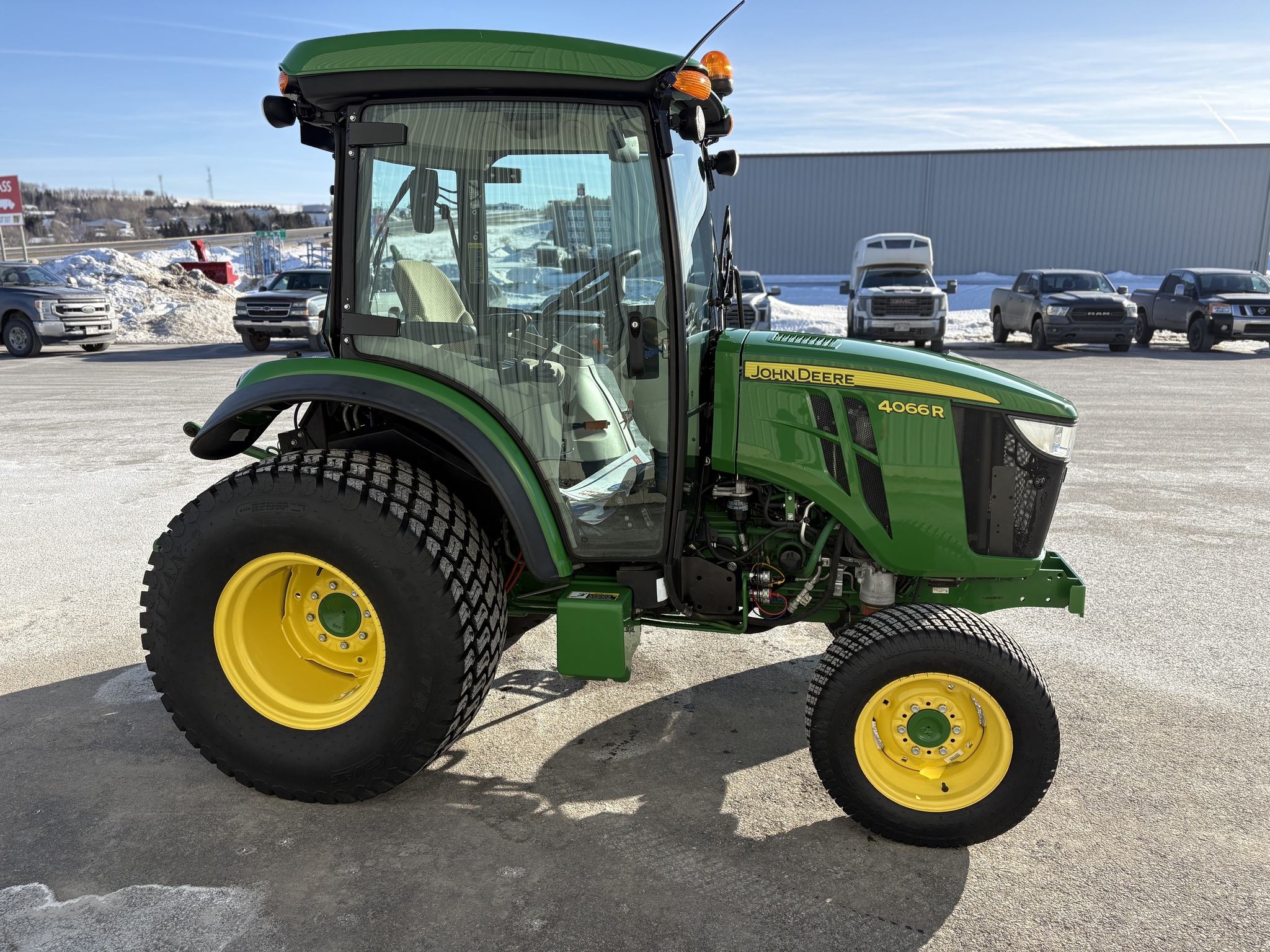 2022 John Deere 4066R Image 4