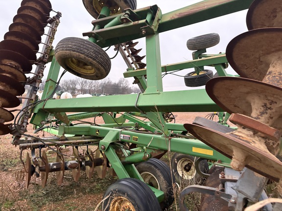 Photo of 2004 John Deere 637