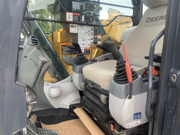 2021 John Deere 245G LC