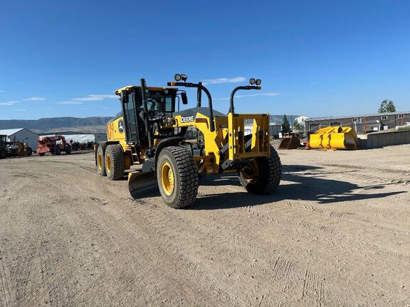 Photo of a 2023 John Deere 772G