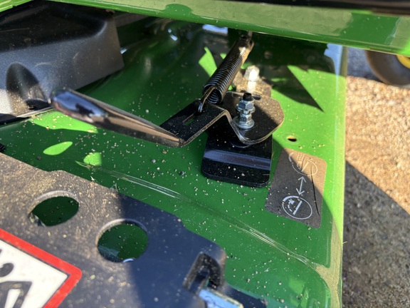 2026 John Deere Z320R - Photo5