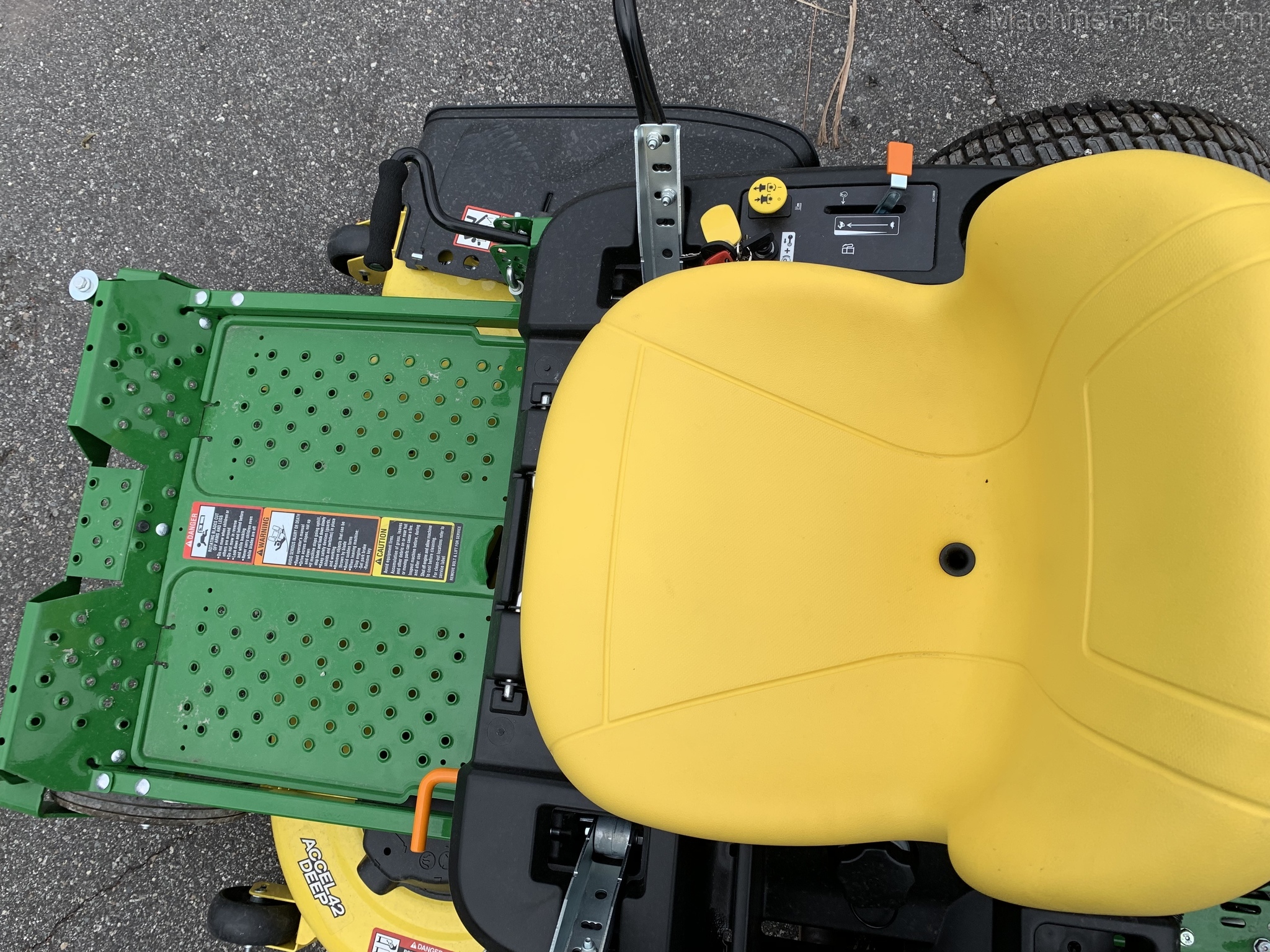 2020 John Deere Z335E Image 4