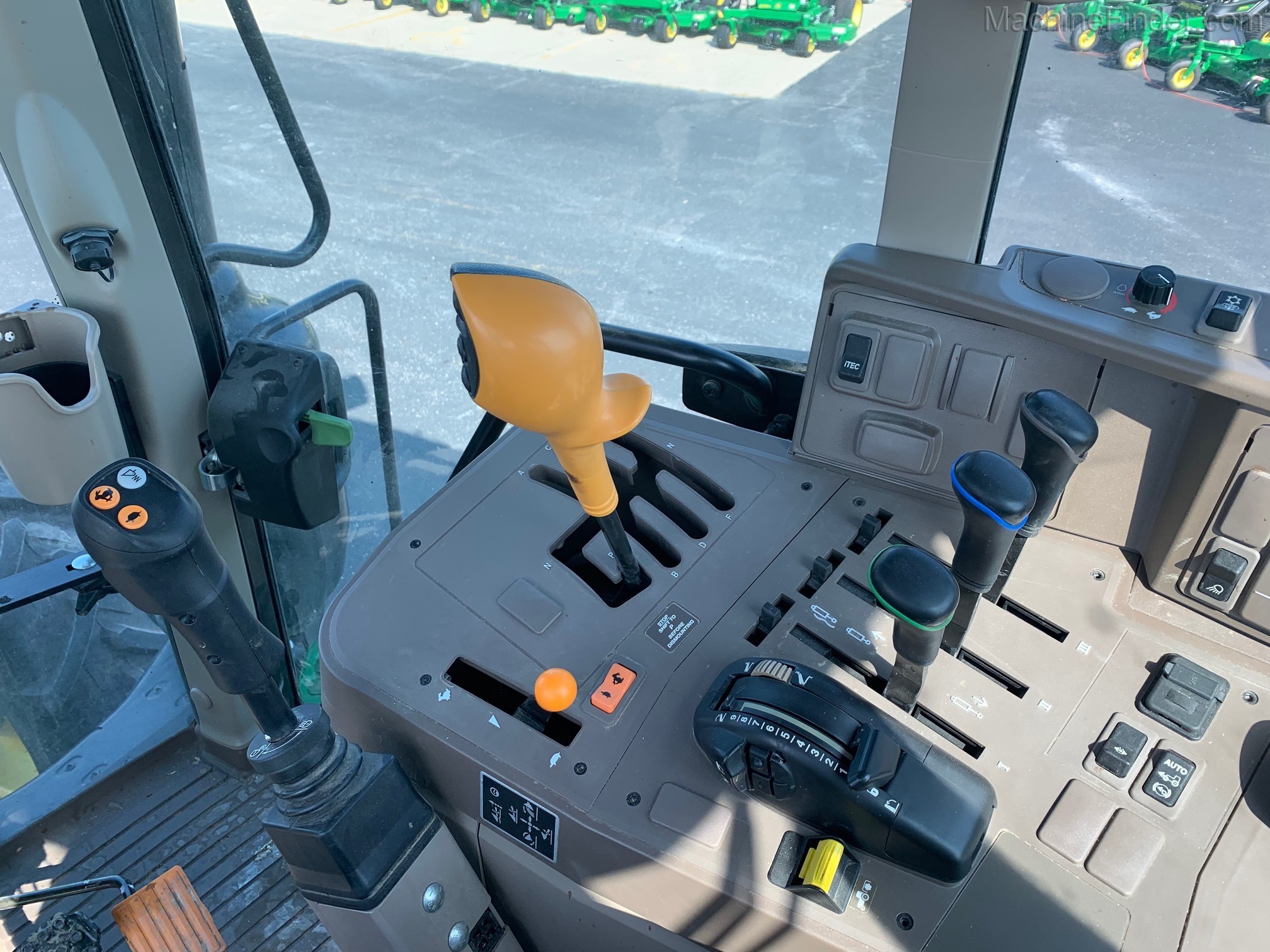 2017 John Deere 6130M Image 11