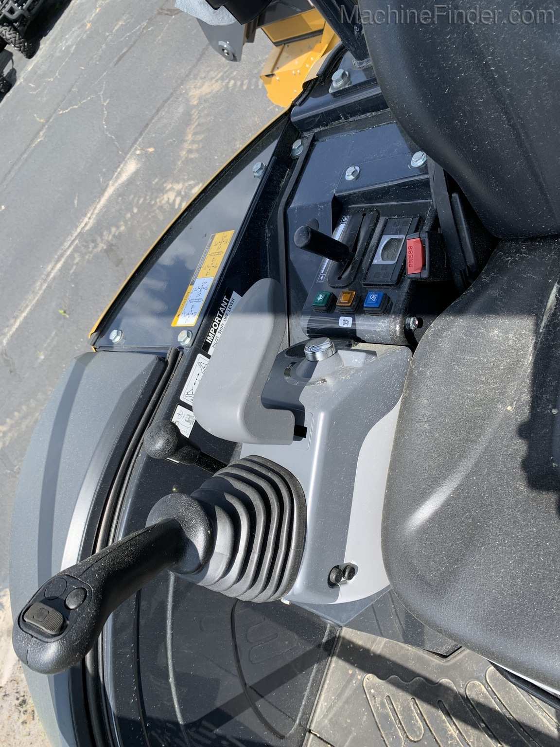 2020 John Deere 26G Image 6