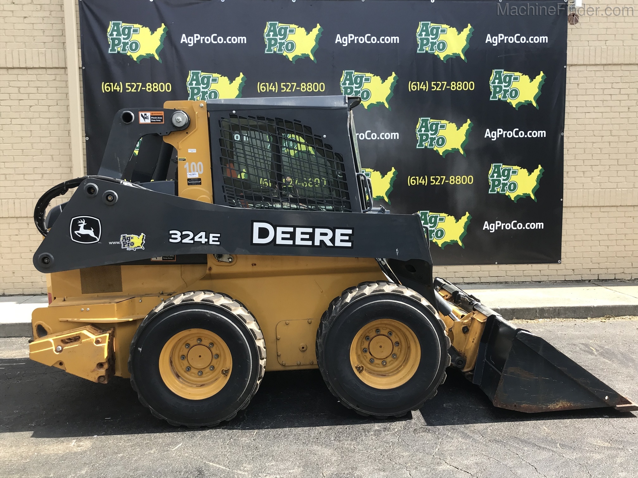 2017 John Deere 324E Image 2