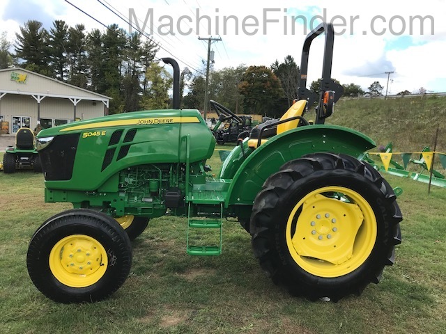 2020 John Deere 5045E Image 4