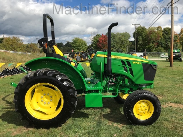 2020 John Deere 5045E Image 8