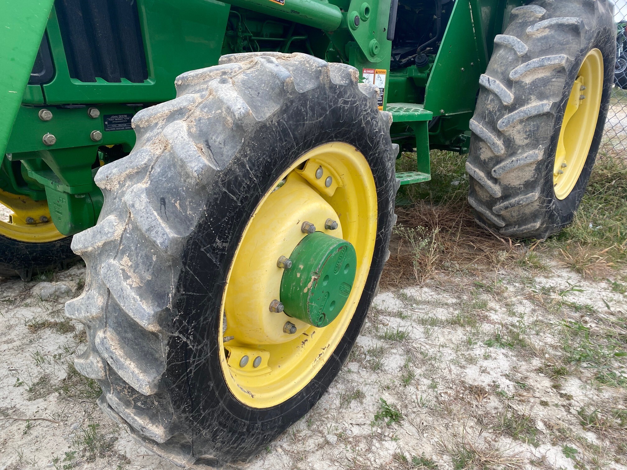 John Deere 5203 Image 2