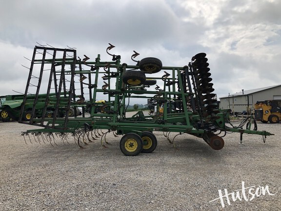 Photo of 1999 John Deere 726