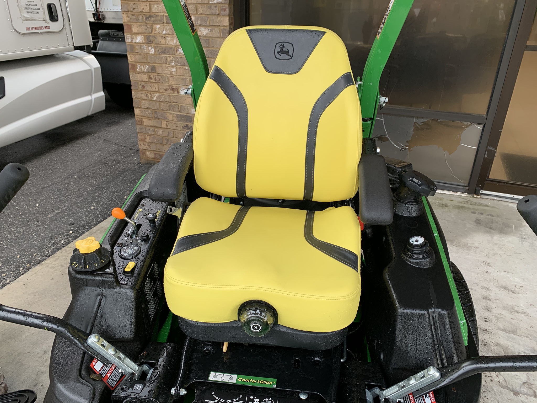 2025 John Deere Z930M Image 2