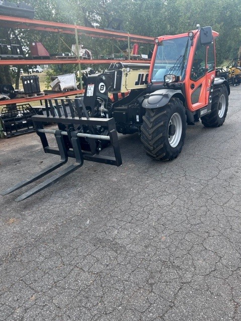 2024 JLG AG832 Image 3