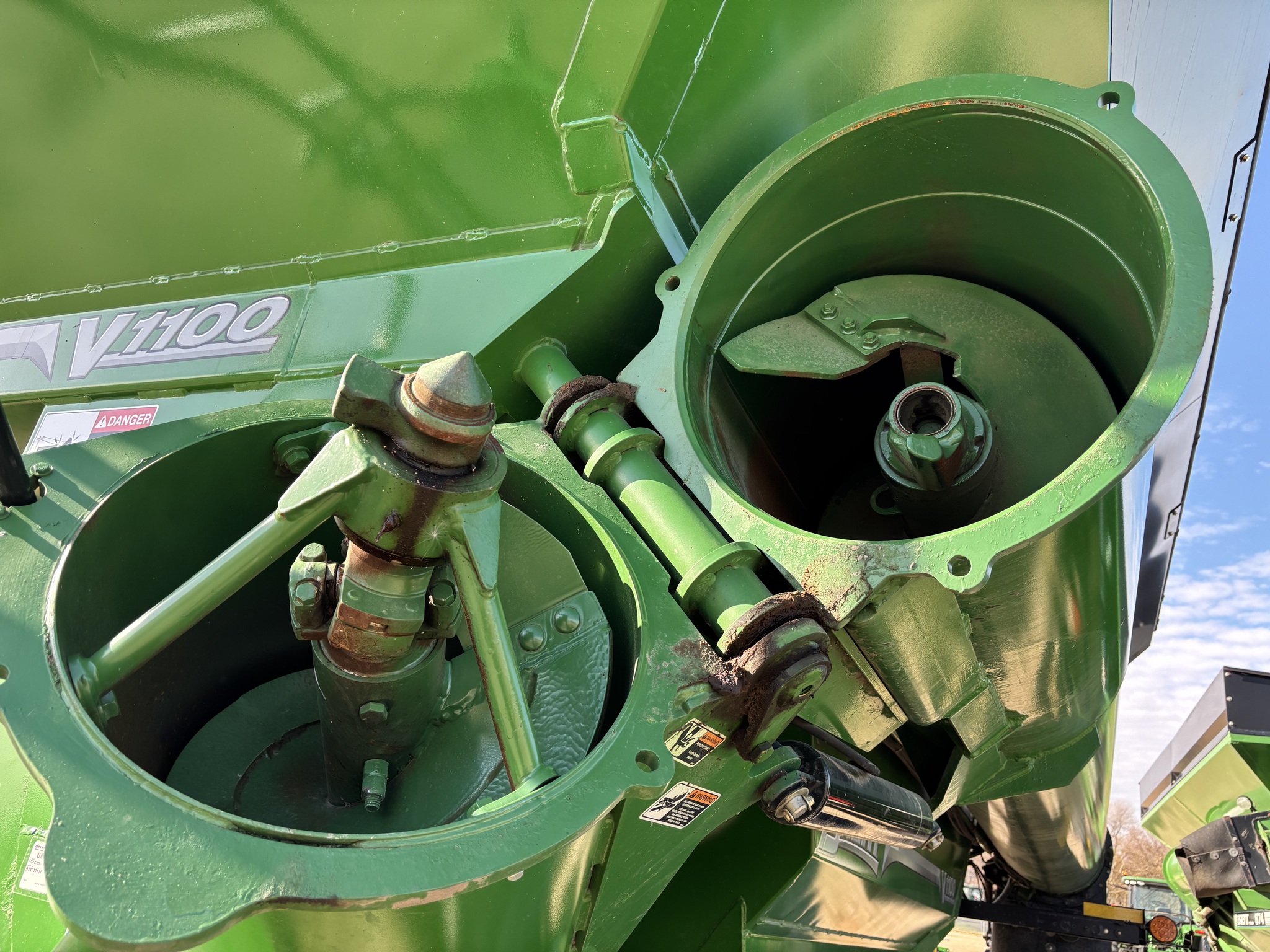  2017 Brent V1100 at Heritage Tractor in Mendota, IL